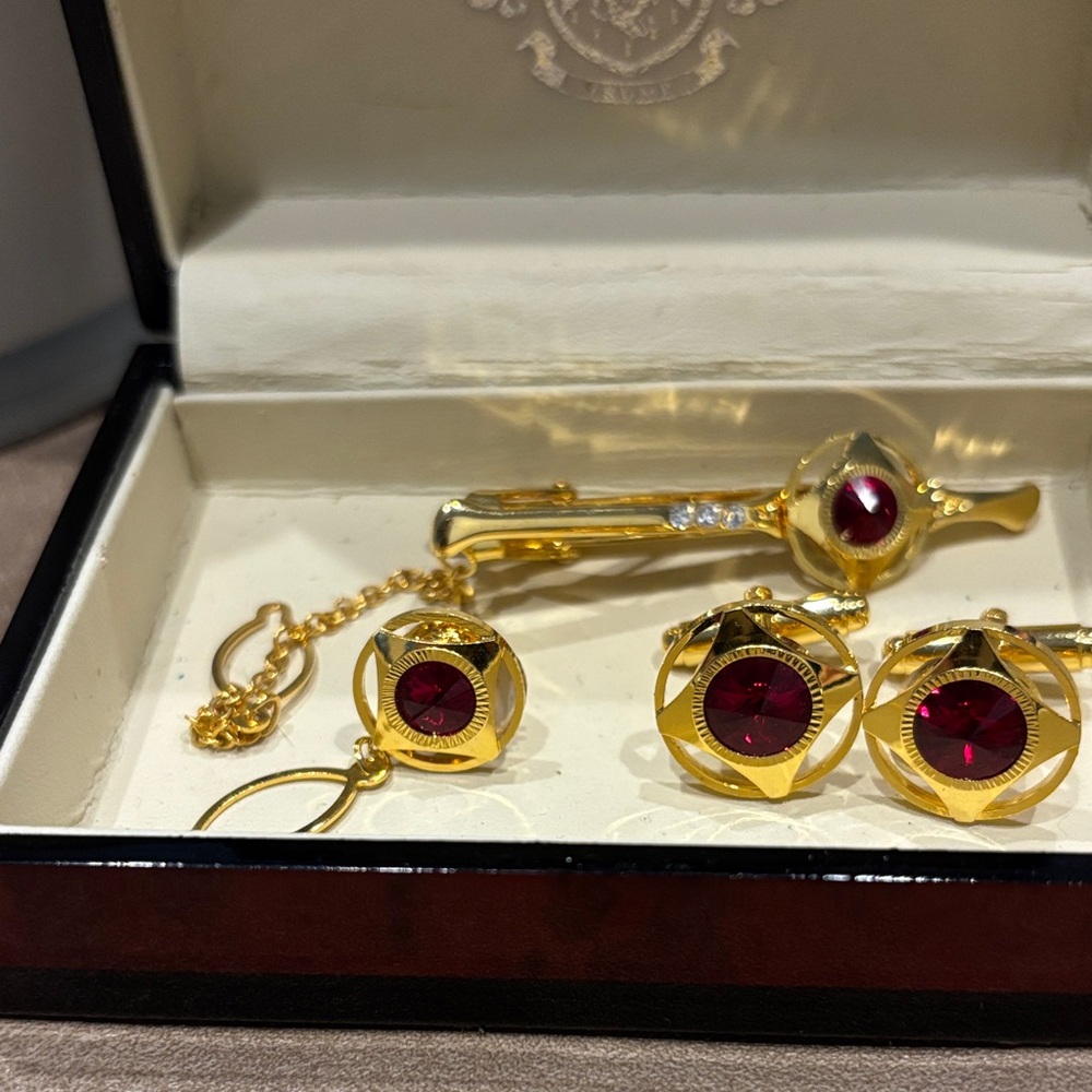 Men’s Elegant Gold and Red Cuff Link & Tie Clip Jewelry Set